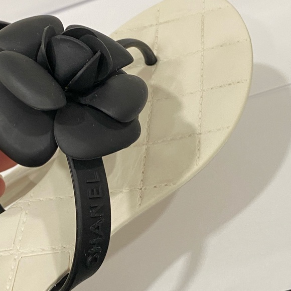 🖤🤍🖤Chanel Quilted Sandals - Picture 8 of 11